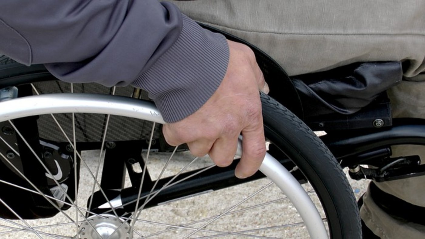 Das Bild zeigt einen Rollstuhl