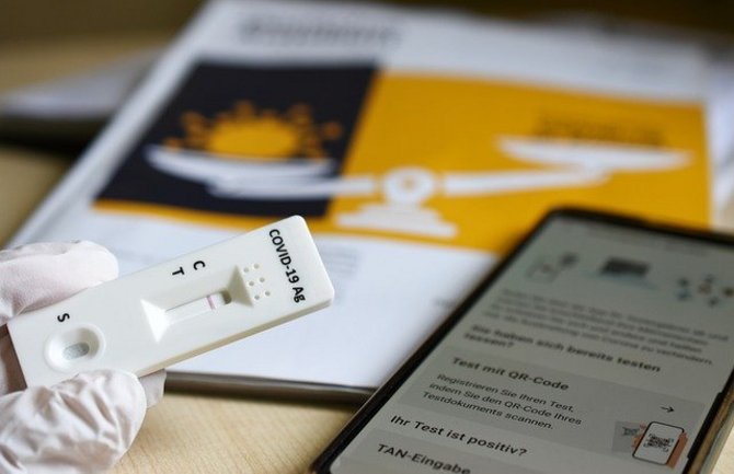 Das Bild zeigt einen Schnelltest.