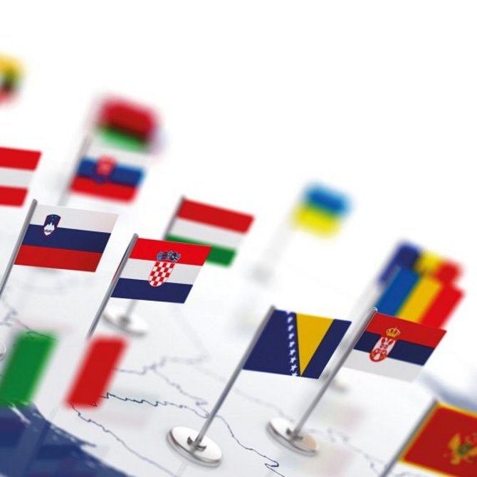 Das Bild zeigt europäische Flaggen als Stecknadeln.
