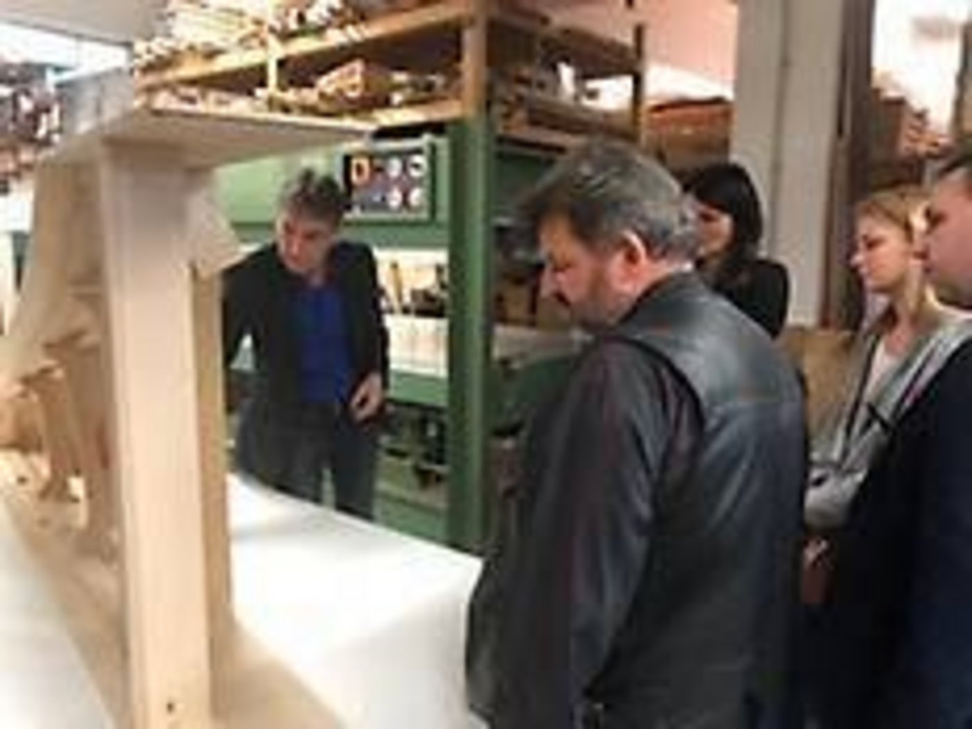 Neupert-Geschäftsführer M. Büttner mit der Delegation in den Werkstatt/Bild: AWZ