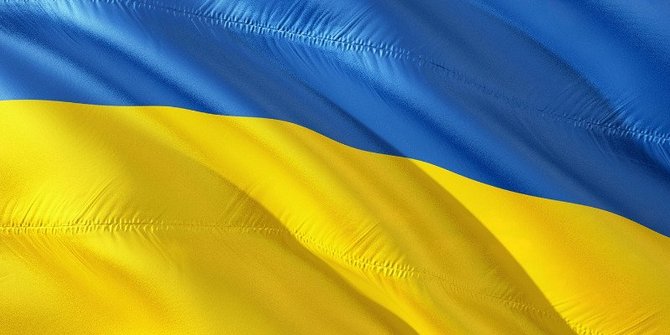 Das Bild zeigt die gelb-blaue Flagge der Ukraine.