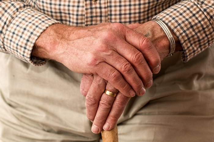 Das Bild zeigt die Händer eines Alten.