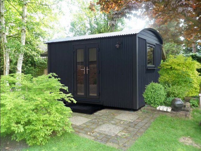 Das Bild zeigt einen Wohnwagen.