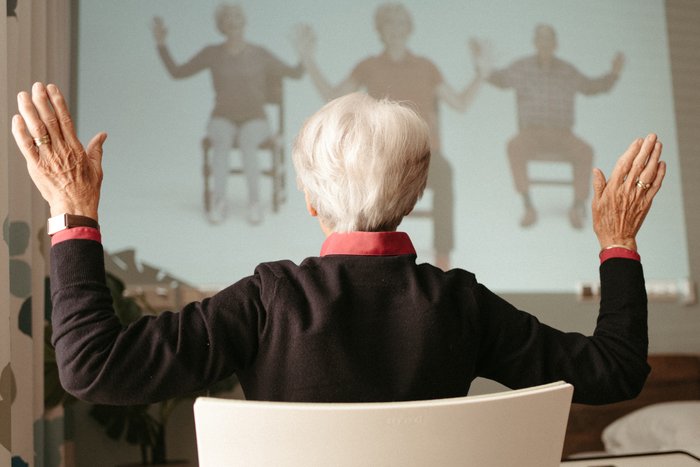 Das Bild zeigt eine ältere Dame beim Sport